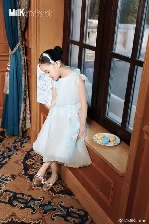 组图:梅婷7岁女儿登杂志封面 大名首曝光寓意父母甜蜜爱情