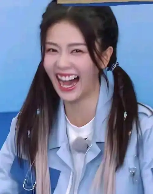 白鹿魔性大笑,太经典了,笑出了表情包,狂笑登上了热搜,白鹿的露牙大笑