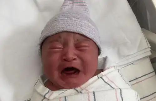 原创娃娃出生后只顾着笑奶奶一巴掌将孩子打哭医生却夸赞打得对