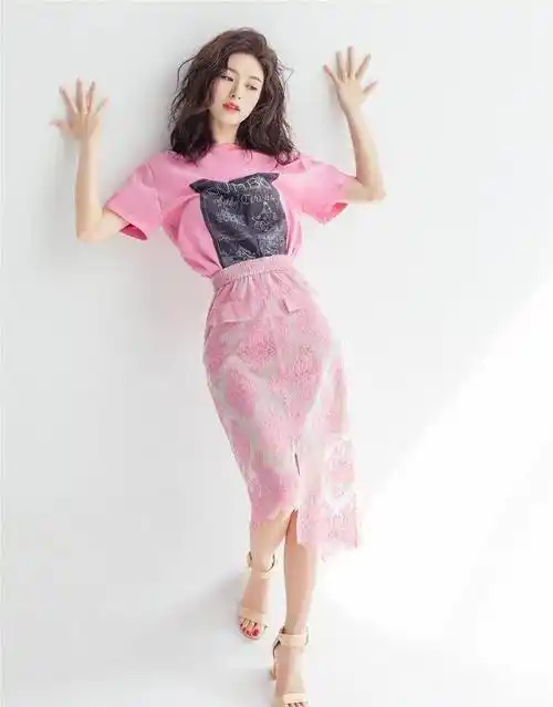 文咏珊时尚长裙出席活动,是变成黑暗天使了吗?怎么这么好看!