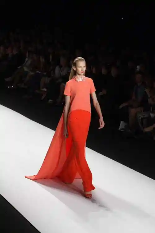 走秀的女模特图片-在春季系列时装周上走秀的模特素材-高清图片-摄影