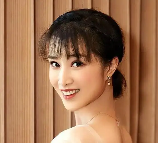 演员奚望:在继父刘之冰支持下离婚,带着女儿的她,现在怎样了?