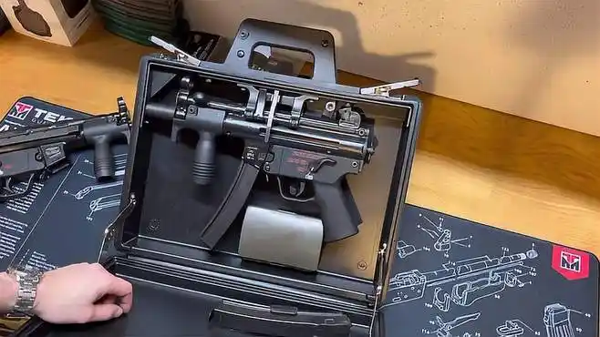 既隐蔽又方便携带,mp5k公文包冲锋枪,别被它的外表欺骗了-军事视频