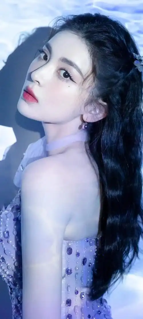 古力娜扎,这个名字在娱乐圈中如雷贯耳,她的美丽与才华让无数人为之