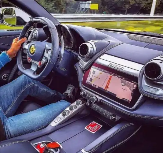 男人开车哪个姿势最帅?