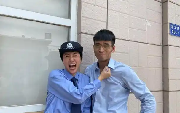 认为栾元晖只是一个娱乐圈中的无名小卒,而当观众看到他的微博简介后