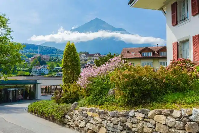 瑞士最美小镇之一,这里有始建于1200年的古堡,古堡旁边是一座充满乡村