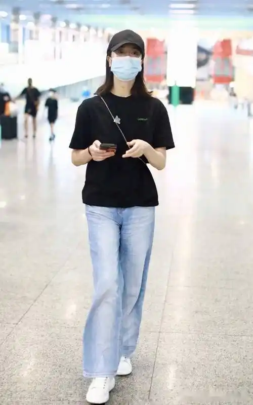 左小青黑色短袖牛仔裤现身机场,戴棒球帽休闲随性_机场_休闲_棒球帽