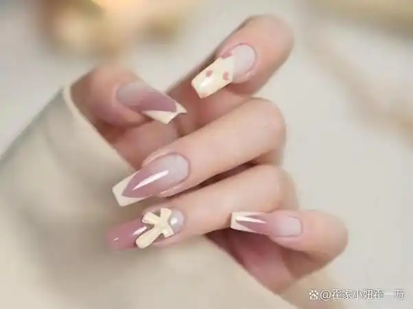 美甲,是时光的彩绘,它封存了夏花的绚烂和冬雪的纯净,描绘着四季的