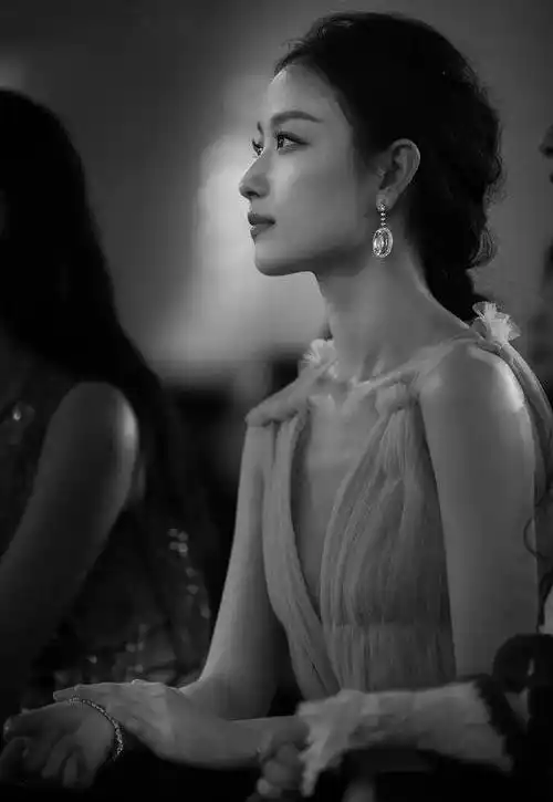 缺乏不可替代性的"正确",《消失的她》算是"雪花"倪妮的一次"勇闯天涯