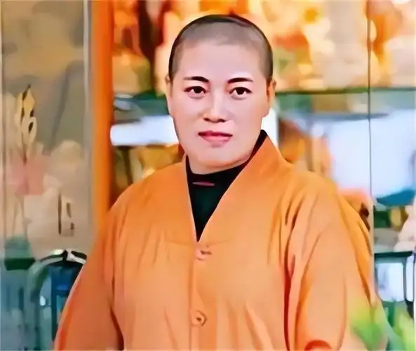 纪实香港女住持释智定2次嫁和尚住别墅还在僧袍里穿黑丝