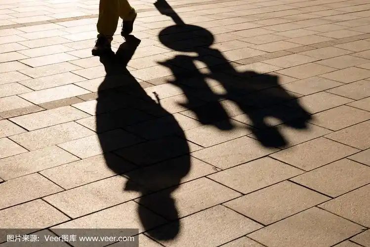 人的影子和街灯