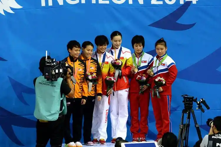 女双3米跳板跳水决赛 吴敏霞,施廷懋摘金(组图)