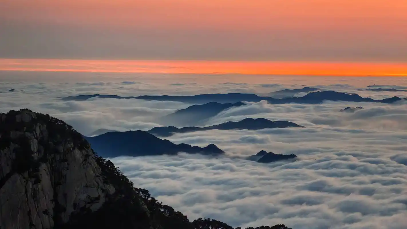 雨后泰山现壮美云海日出