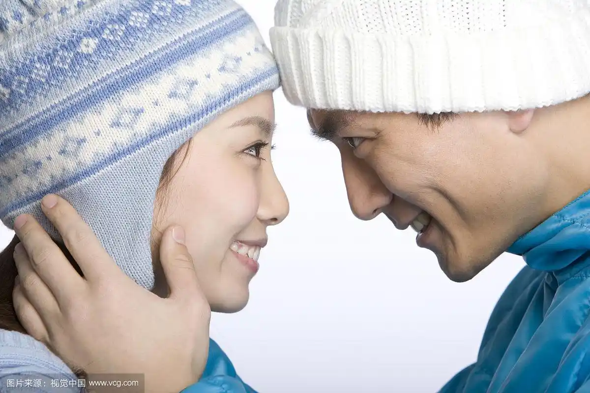 年轻夫妇深情对望