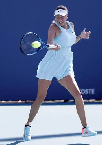 网球——迈阿密公开赛:阿尼西莫娃晋级