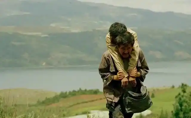 农民工为了一个承诺,背着工友的尸体行走千里,这部电影看得心酸