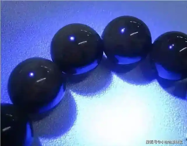 烤色血珀无荧光反应烤色血珀圆珠与天然血珀裸石荧光对比3,天然血珀因