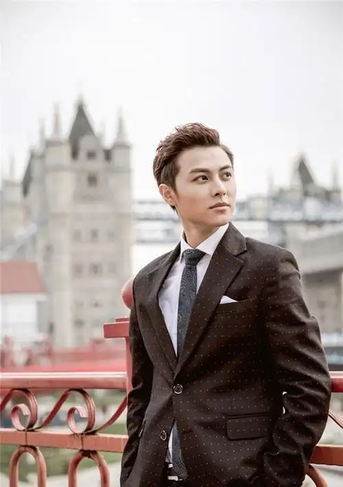 演员邱胜翊身穿黑色英伦风西装制服演绎质感型男