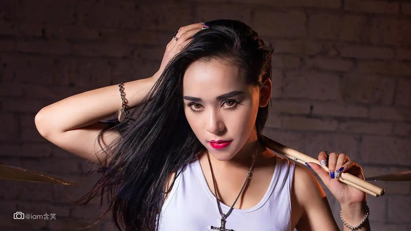 乐队美女鼓手狂野不羁性感写真电脑桌面壁纸