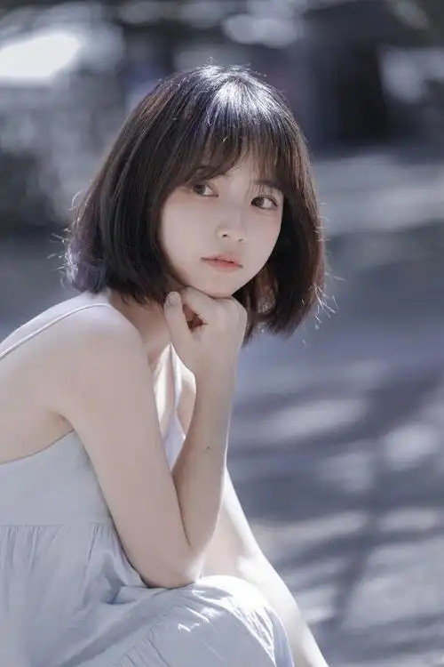 短发女孩清纯文静,一双眸子充满灵气,真美!