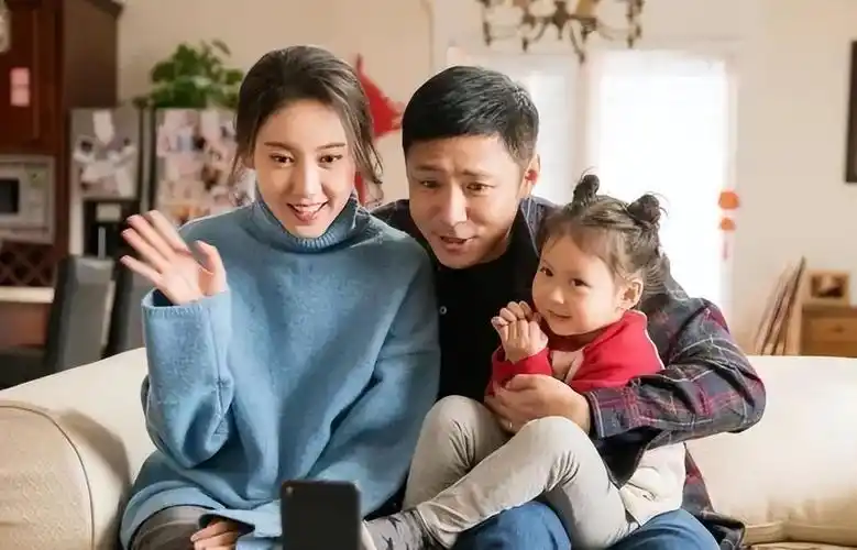 回顾演员高露嫁普通丈夫婚后连生两胎如今一家四口其乐融融