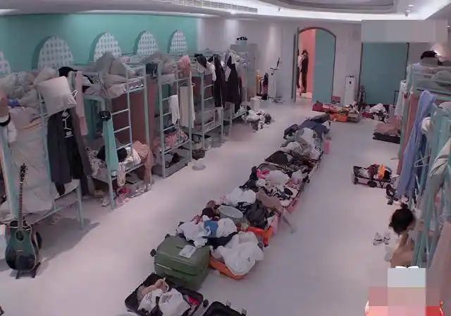 原创创3学员宿舍环境曝光大通铺地上堆满衣箱公主梦破碎了