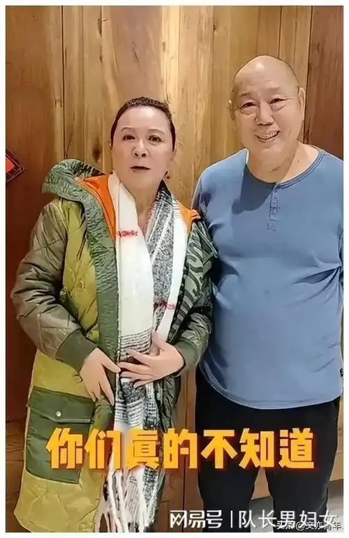 63岁蔡明一胖毁所有,穿大棉袄差点认不出,油腻大妈味好重!