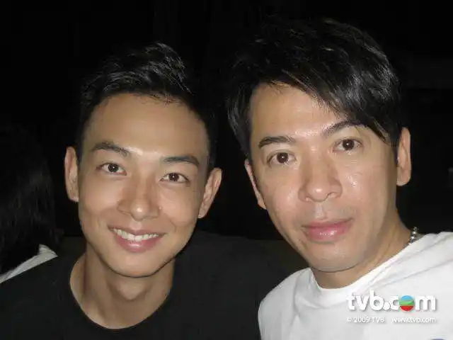 p>梁竞徽 i>(oscar leung) /i>,原名梁烈唯,1979年3月26日生于中国