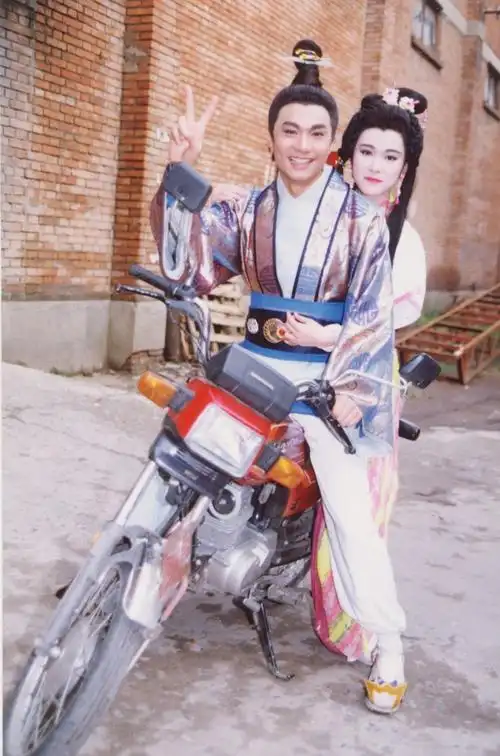 林俊贤年轻时样貌俊美且身材高大,演出电视剧《男儿本色》走红,与