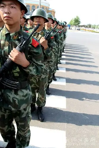 全副武装的武警战士