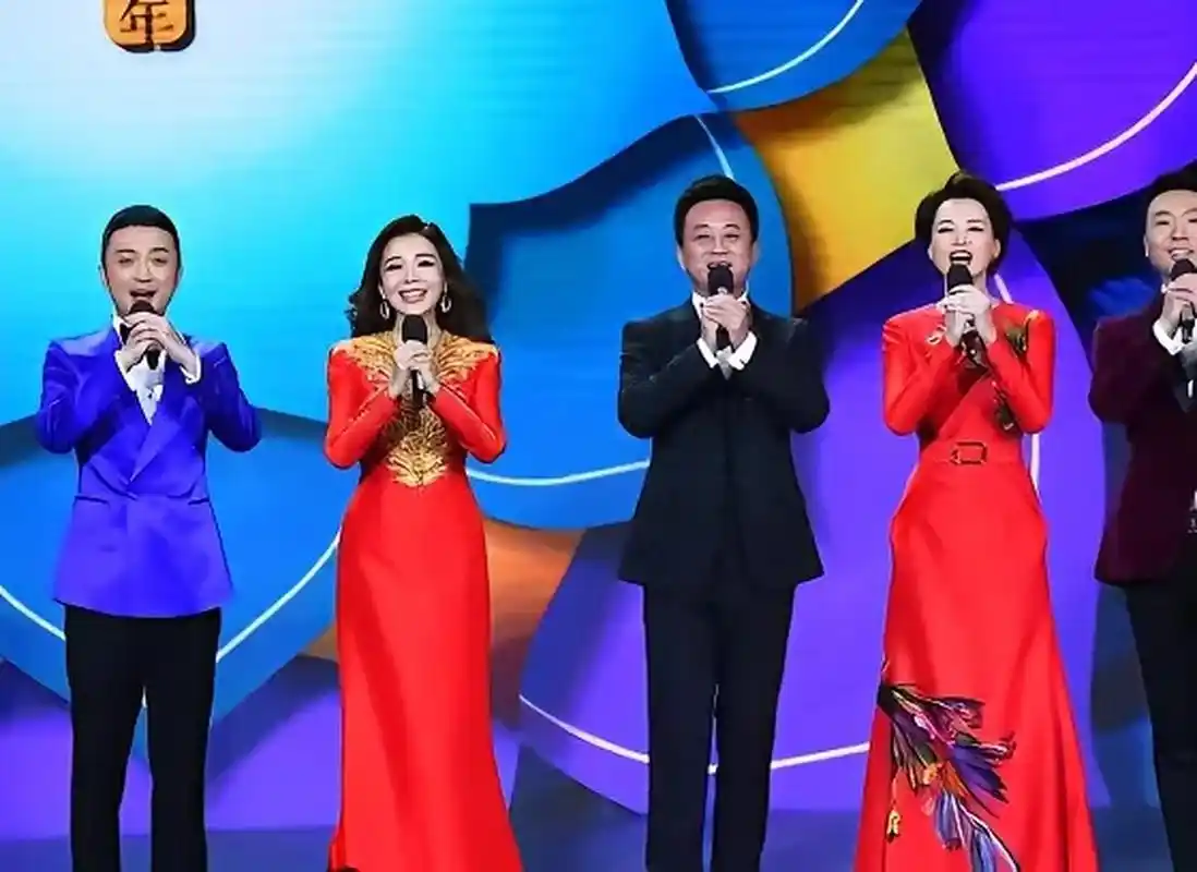 五位知名主持人同台亮相:小尼,1983年出生,身高178cm;朱迅,生于1973年