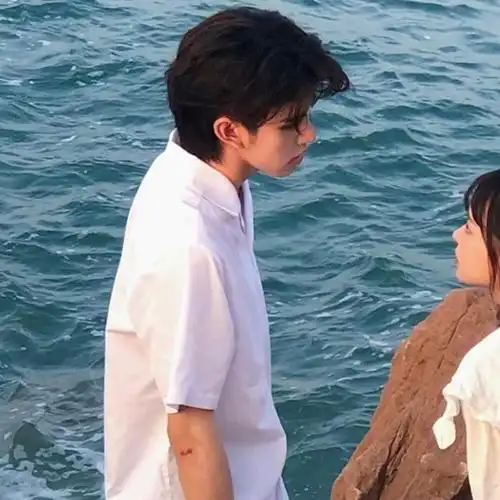 微信治愈唯美情侣头像一左一右配对