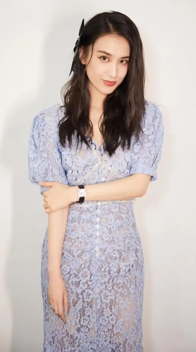 黄圣依这一组写真散发着温柔而坚毅的美