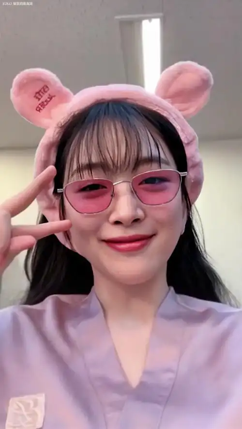 崔雪莉#190118 ins直播 🍑 粉嫩嫩的桃子公主nim戴着粉色发箍拍摄