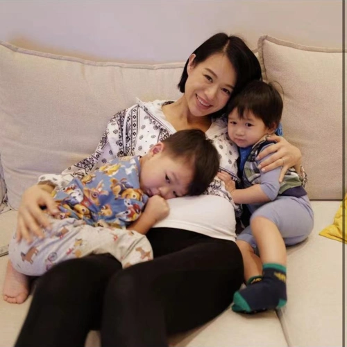 胡杏儿为三胎庆生为富豪老公连生仨儿子宝宝高颜值更像妈