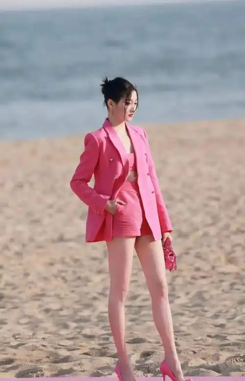 关晓彤这次芭比粉造型太给力了,穿西装玩下衣失踪,这腿真绝_活动_粉色