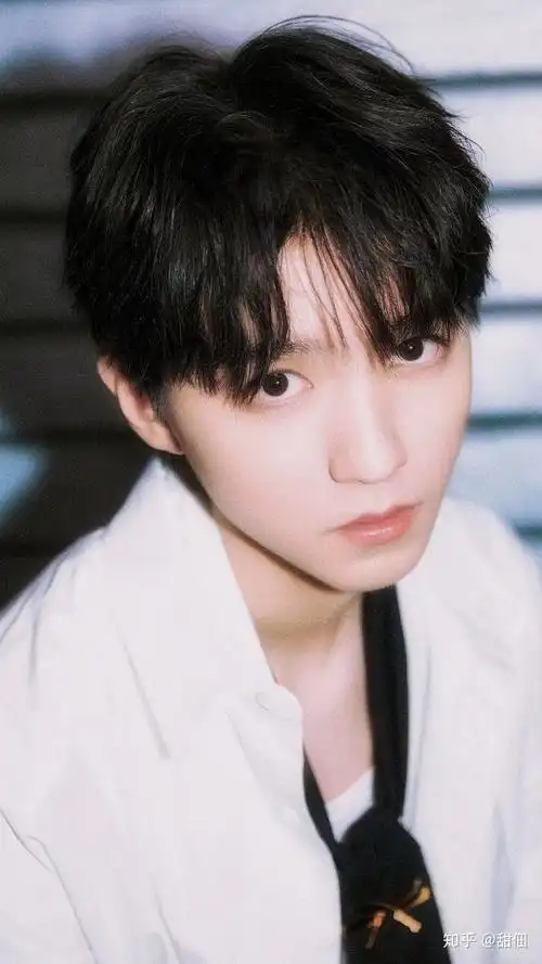 可以分享王俊凯桃花眼看别人(别的事物)时很容易引起误会的照片吗