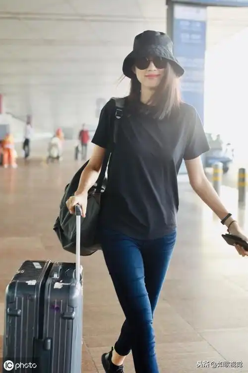 张梓琳现身机场,举止婀娜气场强大,千言万语也难以描绘她的美