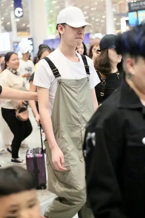 "辫哥哥"张云雷走机场,白t恤配背带裤,从小剧场帅到了机场