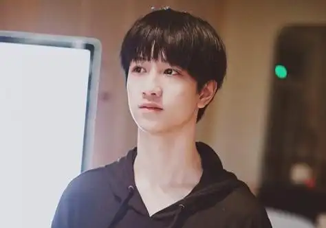 15岁青少年黑色短发怎么打理最帅 这五款中学男生短发最受欢迎_发型