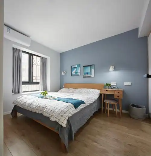 背景墙涂刷了灰蓝色乳胶漆,既能活跃气氛,又倍显高级.