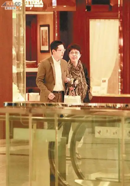 关菊英与同性密友周伟利willy经常公开现身关菊英与同性密友周伟利