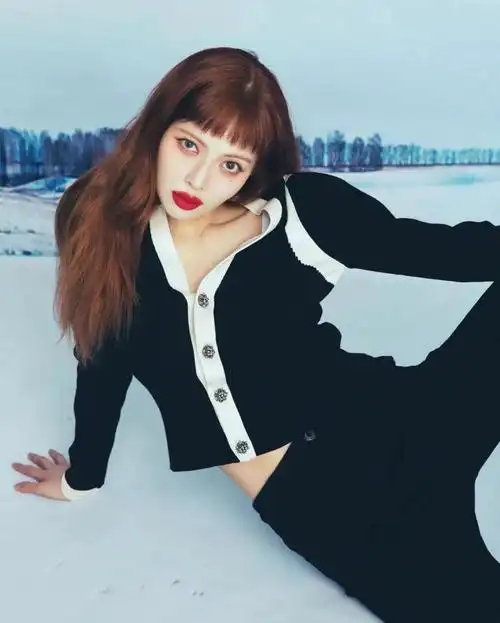 泫雅最新的时尚写真 你的金姐无限热辣!_腾讯新闻