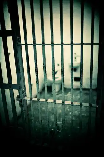 白天,阴影,光线,影子,阳光,监狱,监禁,束缚,关押,监牢,牢狱,监管,禁闭