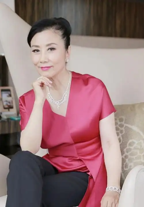 汪明荃就算老了穿衣也很有格调,拼接上衣配九分裤,高级又显年轻