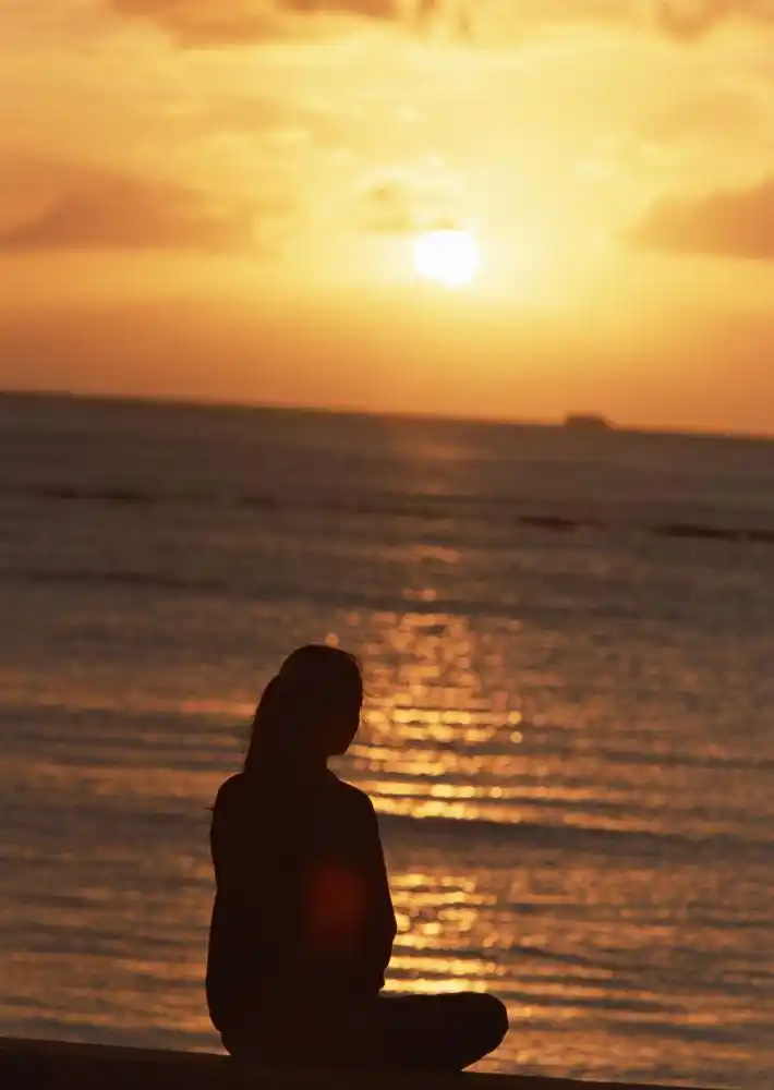 傍晚海边坐着看海人物高清图片