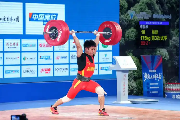 1993年出生,来自福建代表队的运动员李发彬在a组61公斤级比赛中, 以