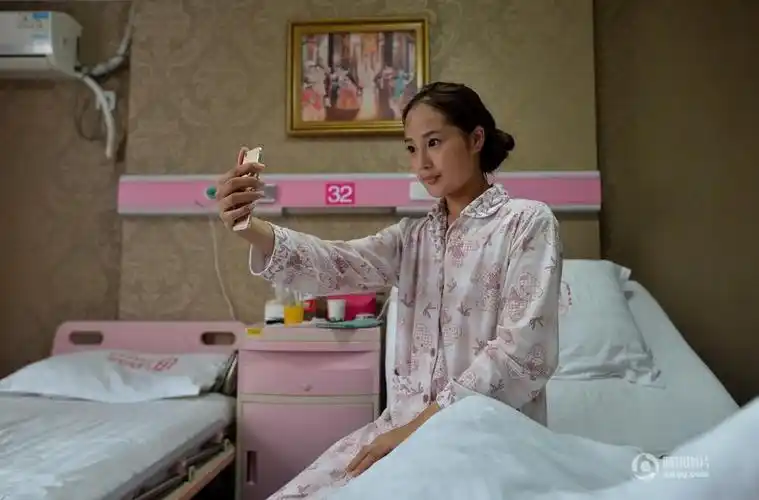 男子胸部挤出乳汁 图片故事:90后模特隆胸记(组图)