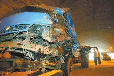 金盘岭隧道车祸一死两伤(图)